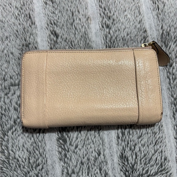 CHLOE LONG ELSIE WALLET zip-around, with a signature floral turn-lock closure. - Picture 2 of 14